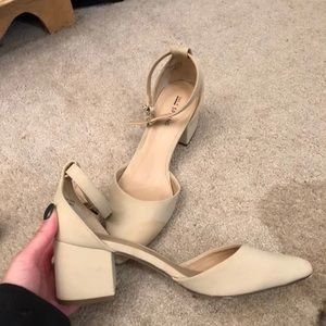 LOW HEEL BEIGE PUMPS 7.5